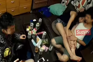 FC2PPV 4844853 [日常生活真實紀實] 我拍的一張照片。和朋友們聚會，玩4P。 [有]