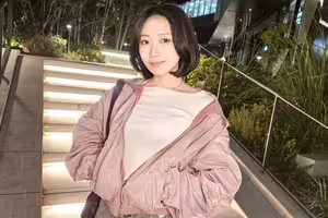 [FHD] SIRO-5513 『見られてるって思うだけで濡れる。撮られるほどに体が反応する 22歳、いと 美容師、彼氏ナシ、恋愛より快感優先の生活 誰かに見せることで昂ぶる見せたがり体質は、パンツにシミができるほどの性欲を抱えたまま、カメラの前で解放されていく 波打つでか尻、フェラ中に自分で乳首をいじる指、腰が引けても止まらない中イキ──ハメ撮りとい...