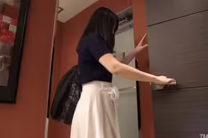 fc2-ppv 4780553 在五反田的一家豪華男士美容院工作。 F罩杯頂級白金少女。無法抗拒誤射多起 | FC2電子市場