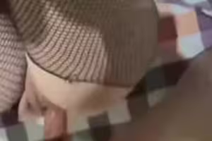 不仅让老婆裸体给单男做饭吃还允许单男操老婆并且无套内射