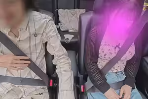 fc2-ppv 4819222 隔著衣服都能看到巨乳的侄女在車裡給我口交，我射到她嘴裡喝精液！！| FC2電子市場